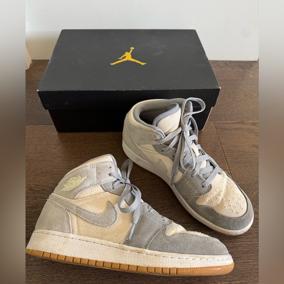 Youth Nike Air Jordan 1 Mid - COCONUT MILK-PARTICLE GREY-WHITE-GUM size 5.5 - Picture 1 of 11